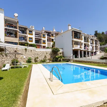 Sunny Tranquility With Pool - Happy Apartment